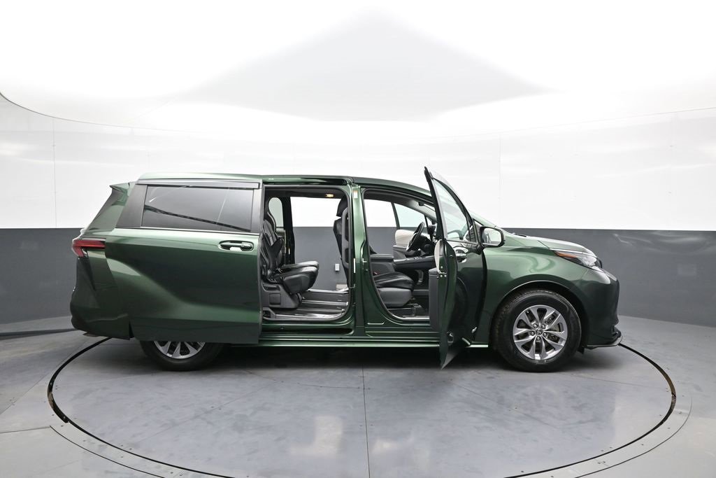 Certified 2021 Toyota Sienna LE image 42