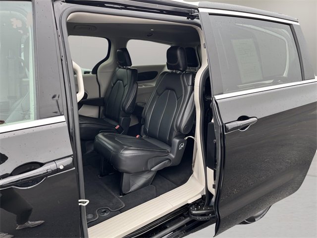 Used 2024 Chrysler Pacifica Touring-L image 42
