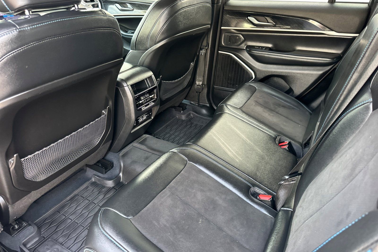 Used 2023 Jeep Grand Cherokee Trailhawk image 14