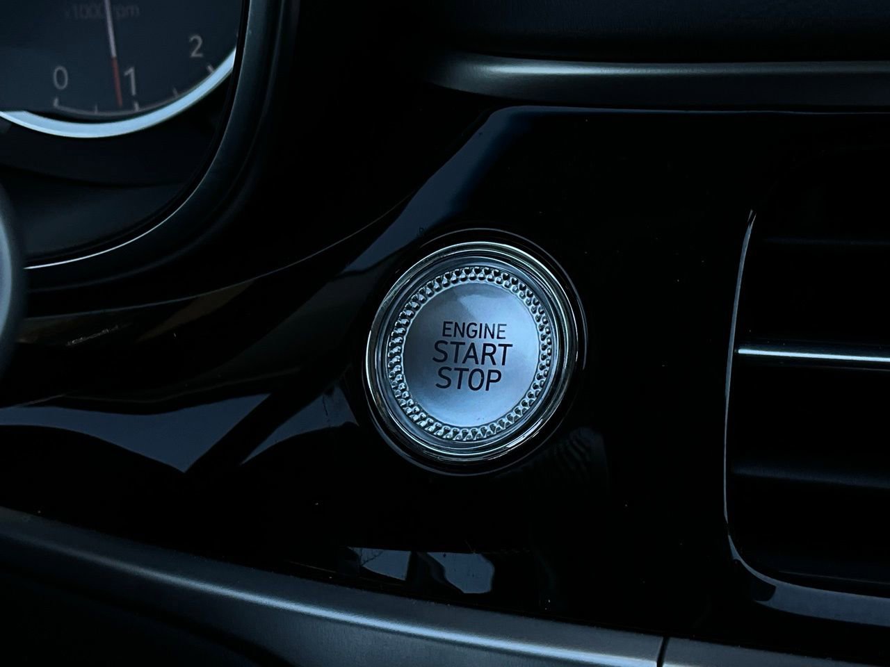 Used 2025 Genesis G70 2.5T image 26