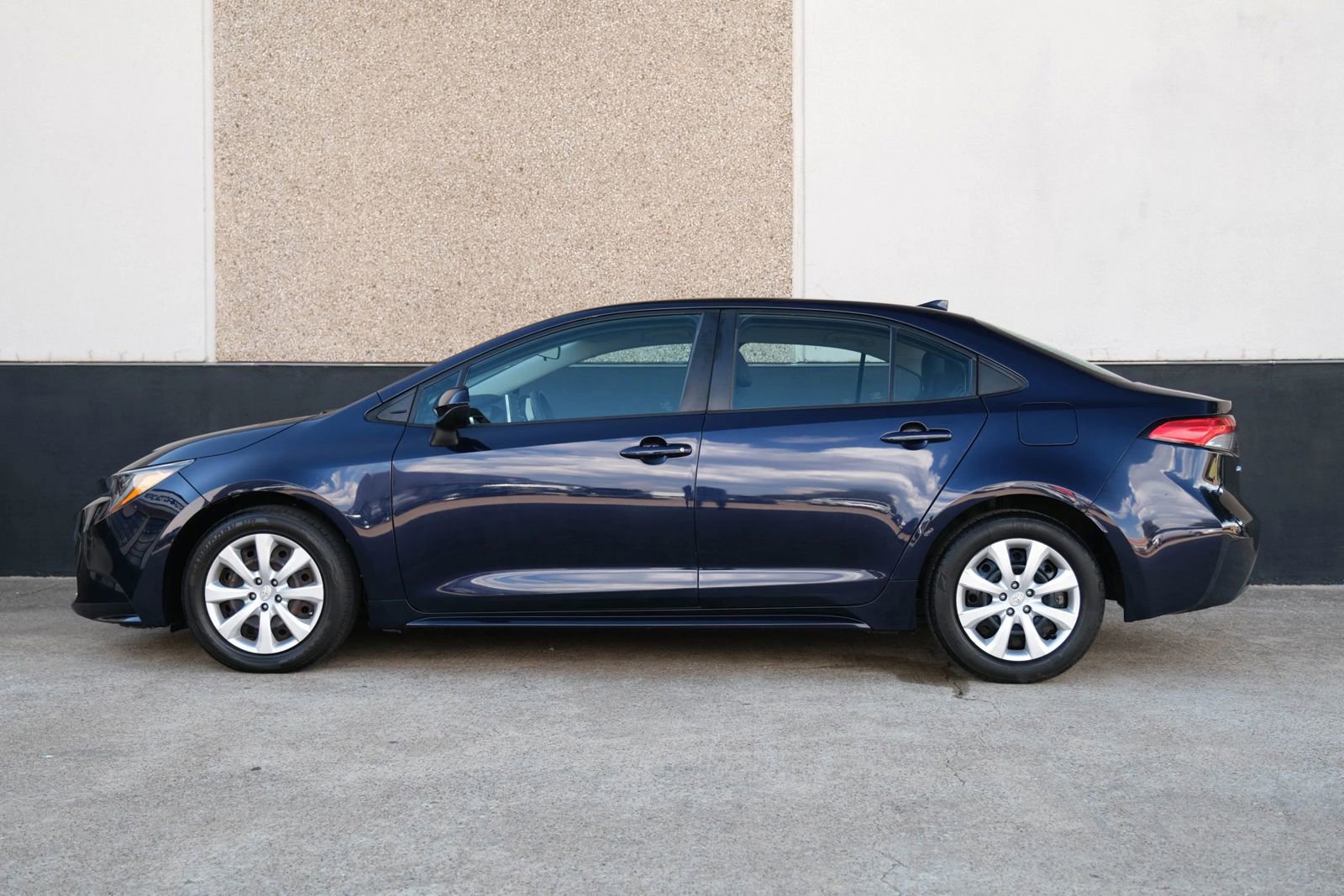 Used 2021 Toyota Corolla LE image 6