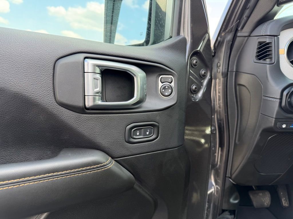 Used 2025 Jeep Wrangler Unlimited Sahara image 15