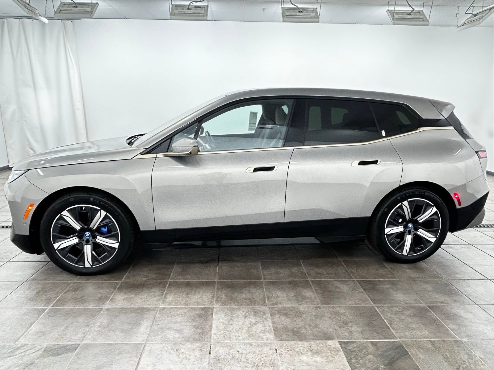 Used 2023 BMW iX xDrive50 w/ Premium Package AWD/4WD image 2