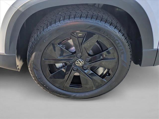 Certified 2025 Volkswagen Taos SE image 10