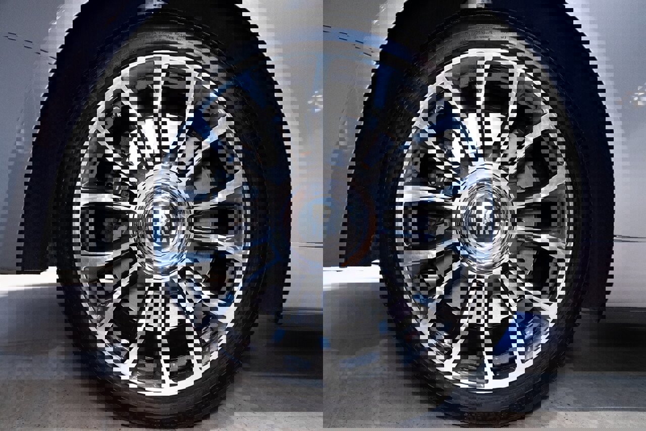 Used 2018 Rolls-Royce Dawn image 28