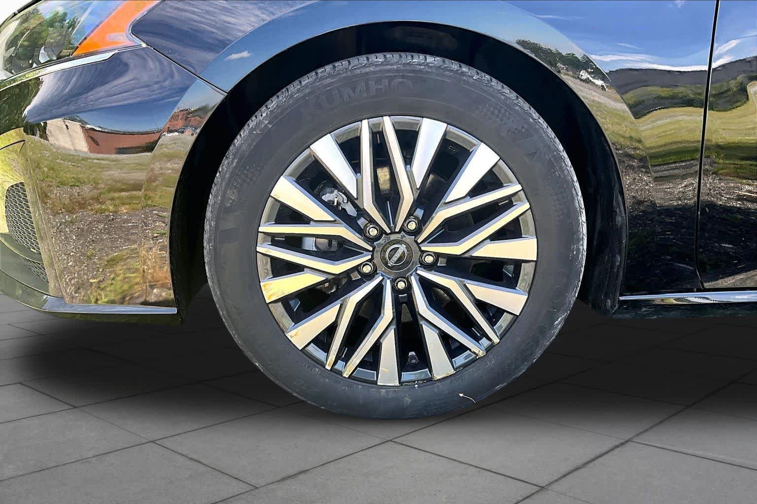 Used 2025 Nissan Altima 2.5 SV FWD image 11