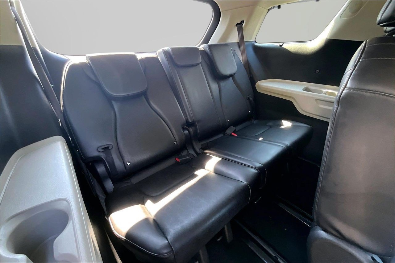 Used 2024 Kia Carnival EX FWD image 24