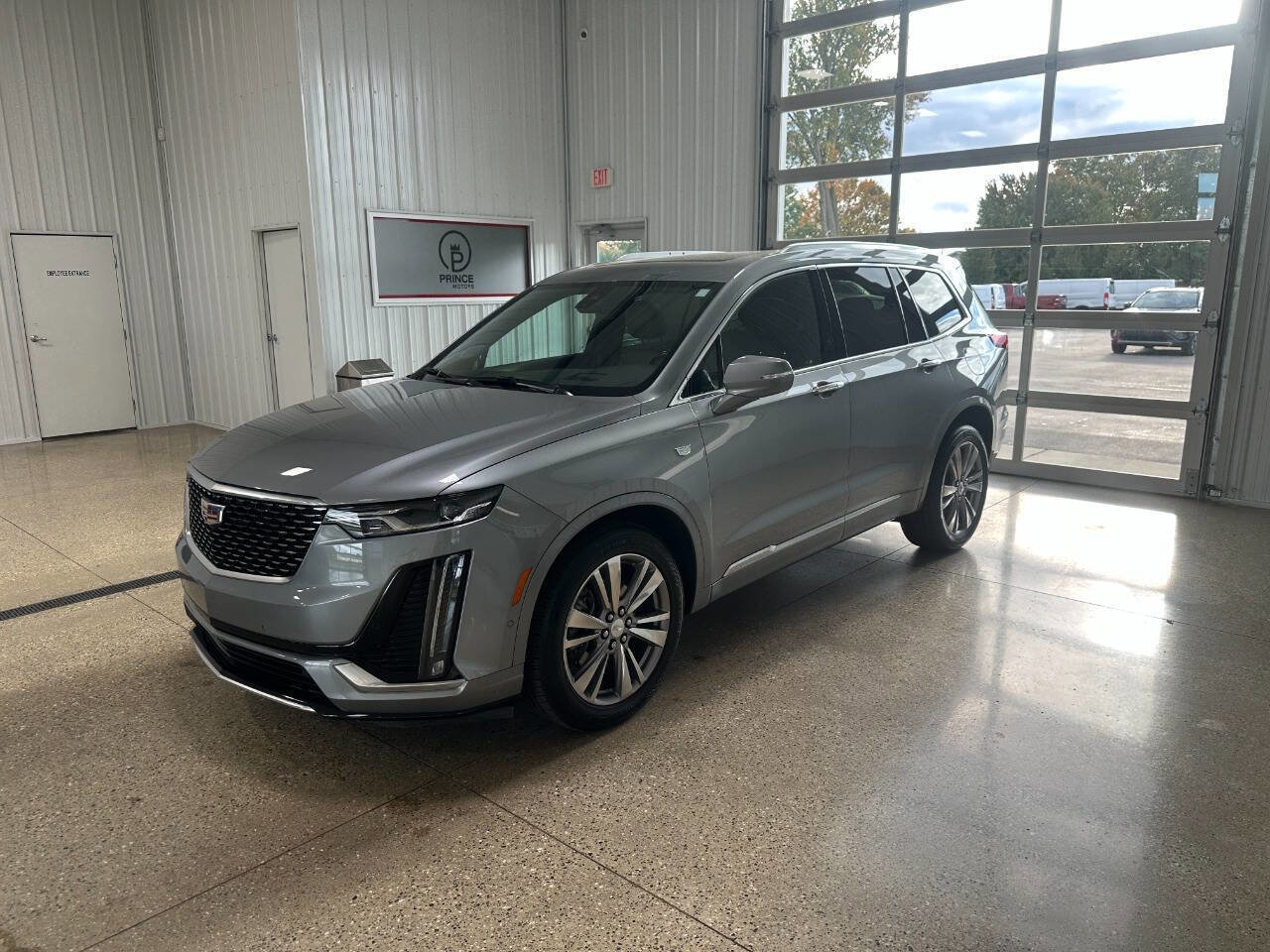 Used 2023 Cadillac XT6 Premium Luxury w/ Technology Package image 2