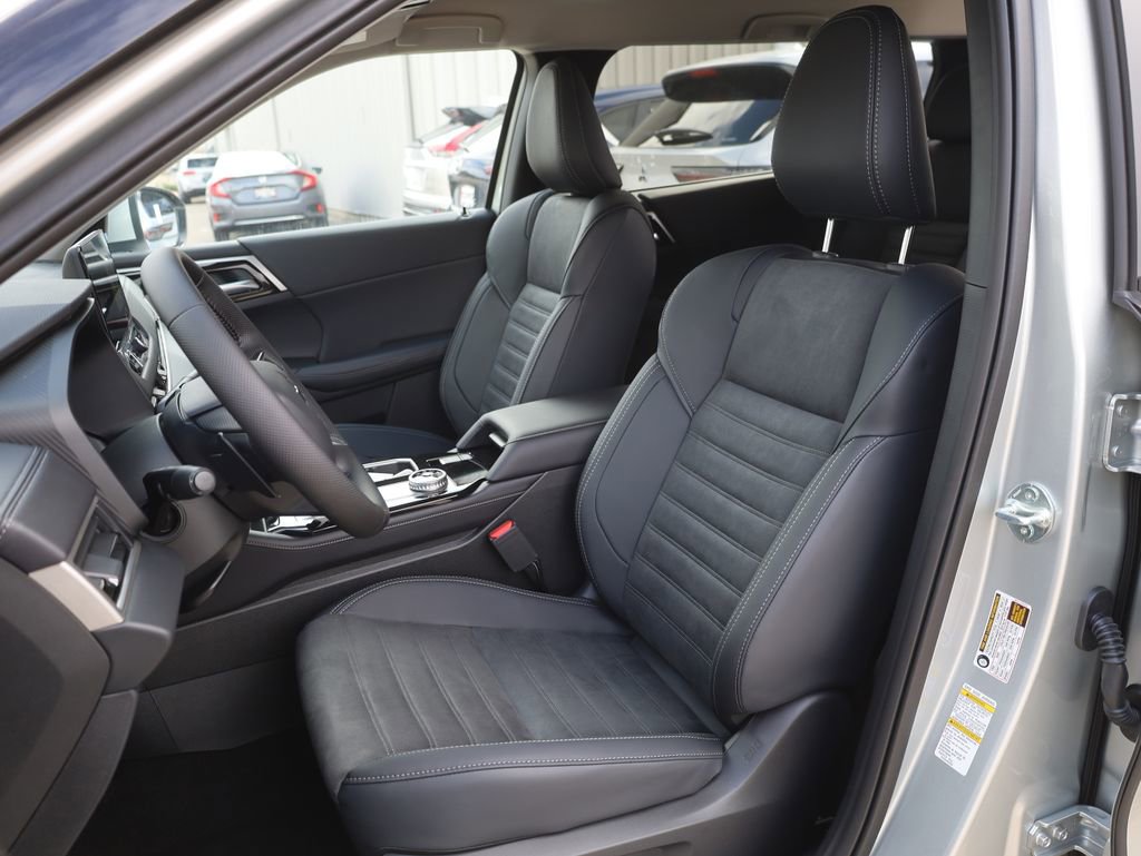 New 2025 Mitsubishi Outlander SE image 30