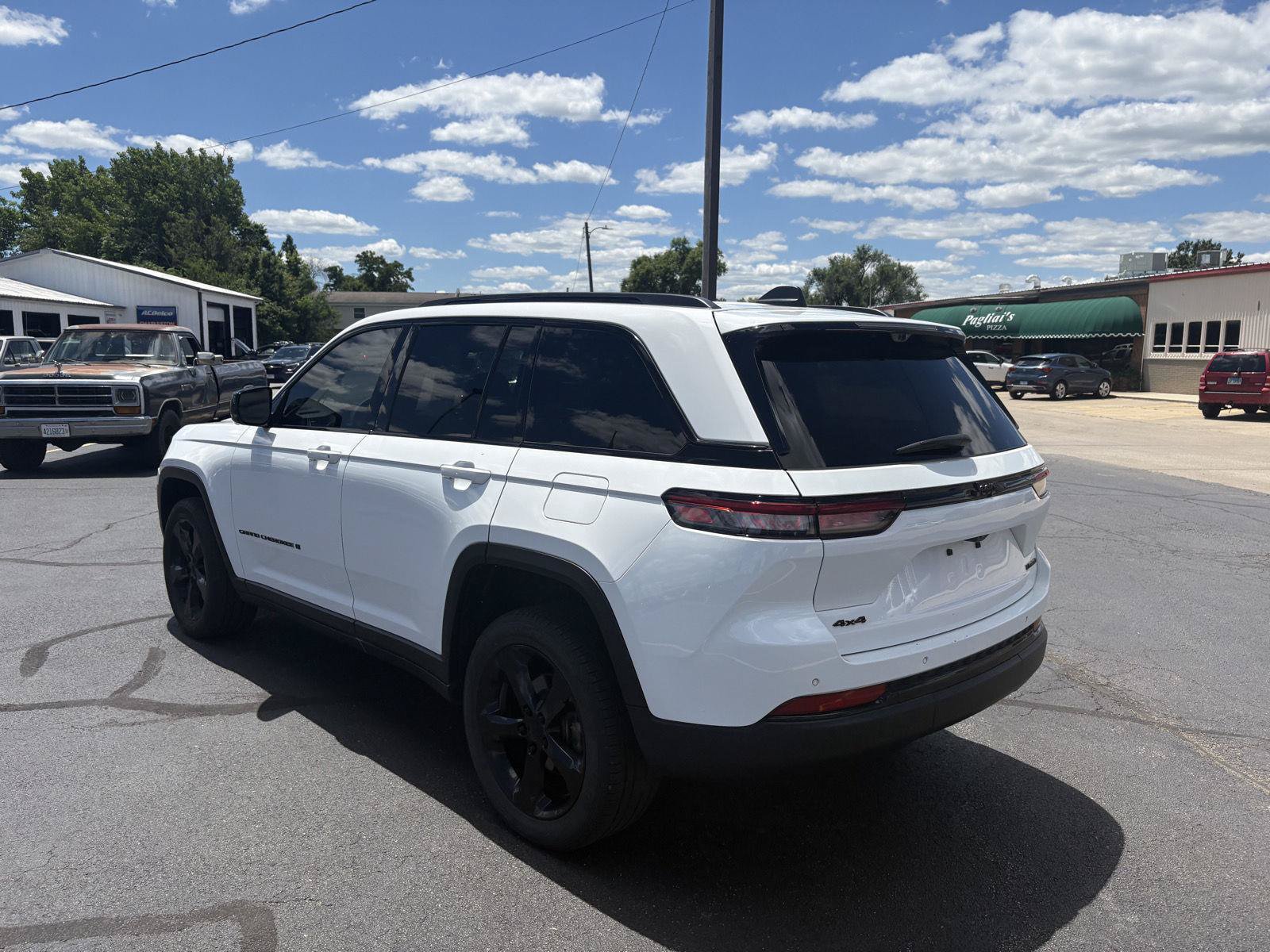 Used 2023 Jeep Grand Cherokee Limited w/ Luxury Tech Group II AWD/4WD image 8