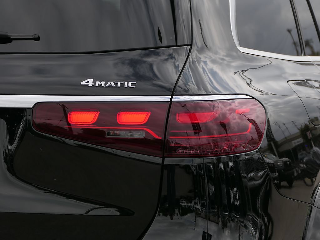 Used 2025 Mercedes-Benz GLS 450 4MATIC image 4
