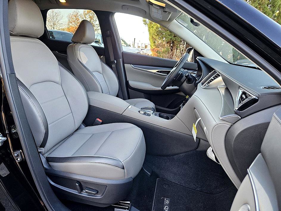 New 2025 INFINITI QX50 Luxe image 17