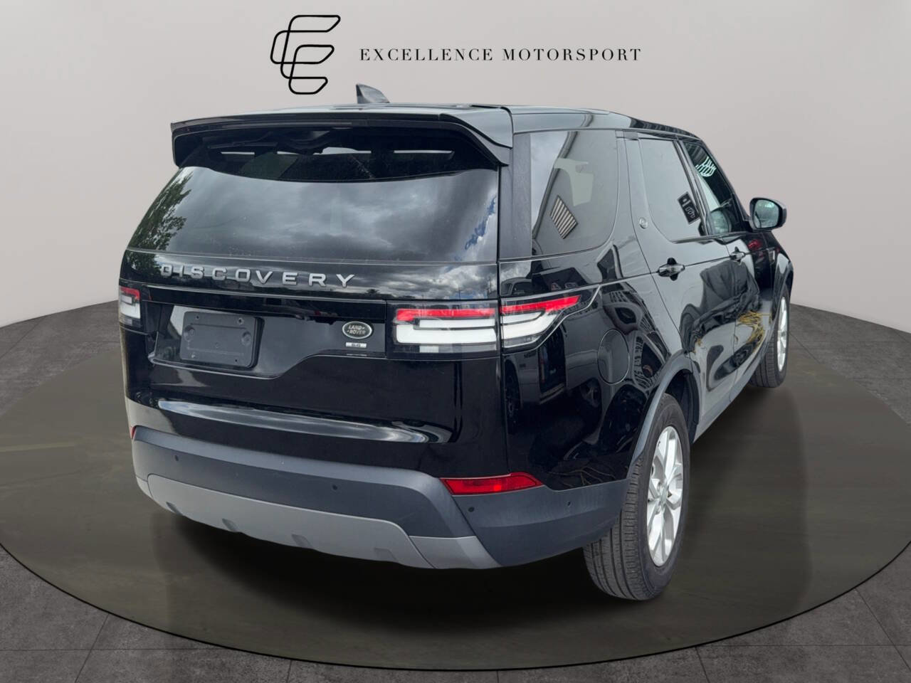 Used 2019 Land Rover Discovery SE image 3