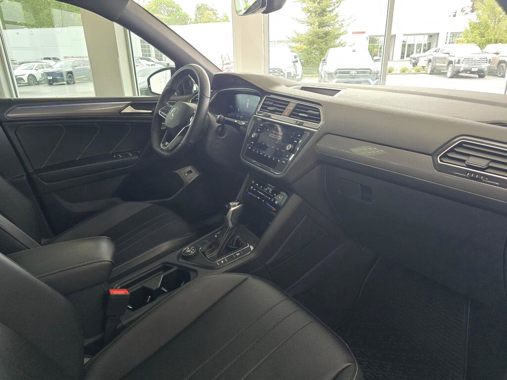 Used 2024 Volkswagen Tiguan SE R-Line AWD/4WD image 45