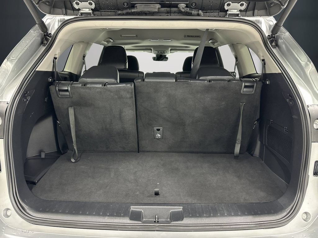 Used 2025 Toyota Highlander XLE FWD image 12