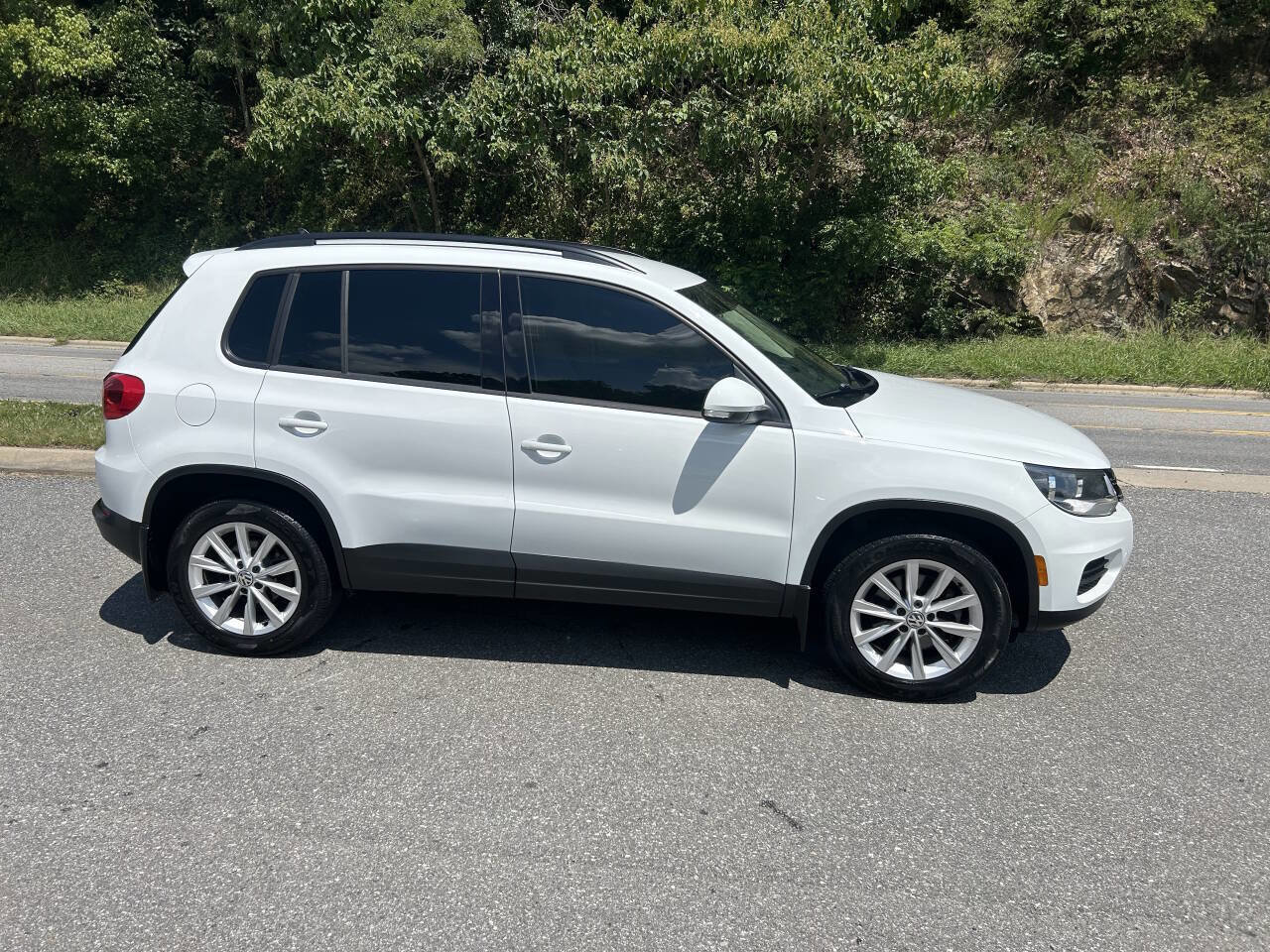 Used 2015 Volkswagen Tiguan SE image 11