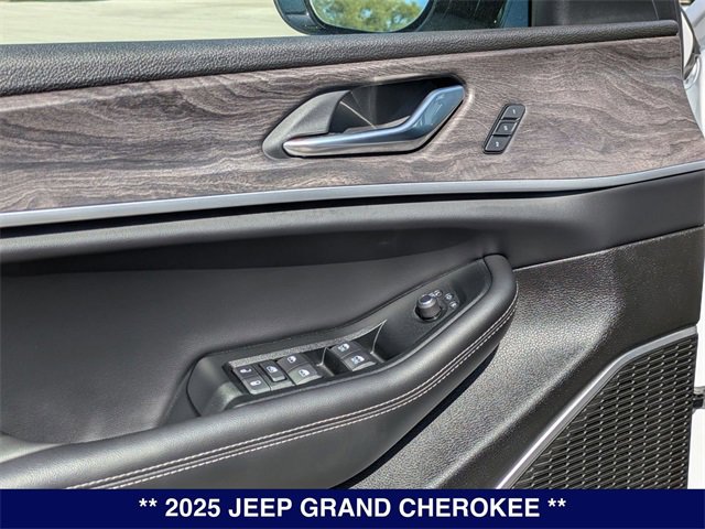 New 2025 Jeep Grand Cherokee Limited w/ Black Appearance Package image 15