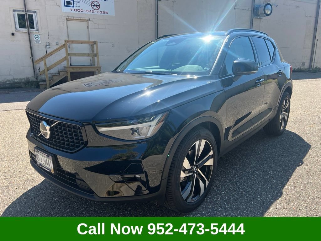 Used 2023 Volvo XC40 B5 Ultimate w/ Protection Package Premier AWD/4WD image 1