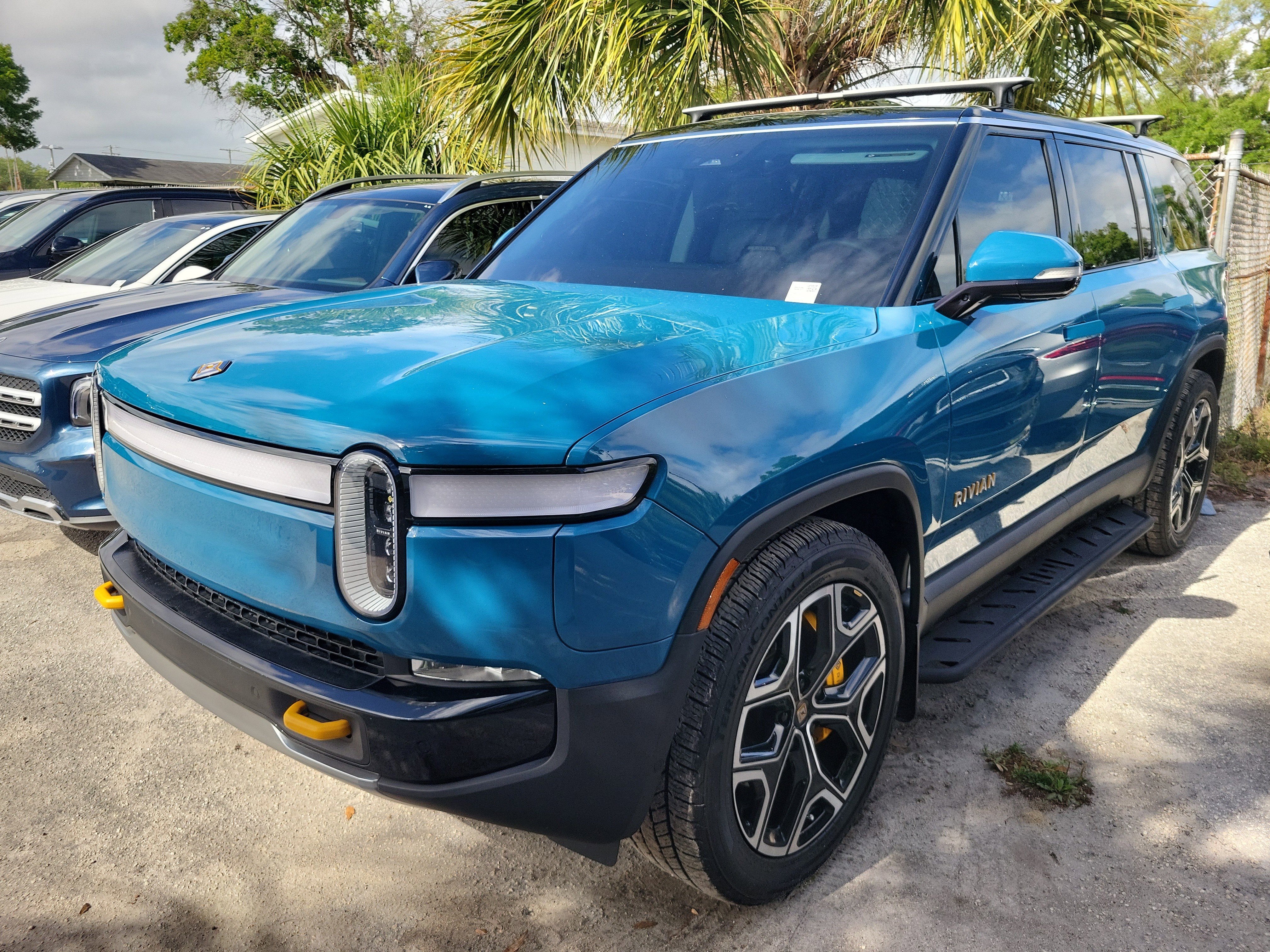 Used 2024 Rivian R1S Adventure image 1