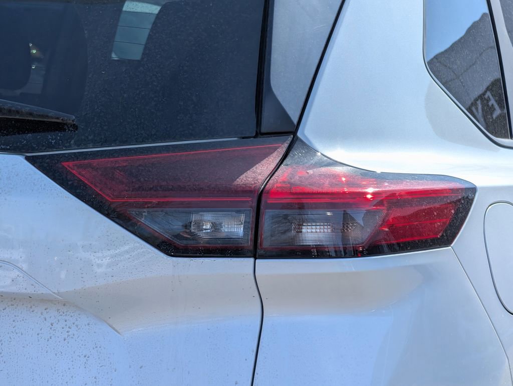 Used 2025 Nissan Rogue SV AWD/4WD image 11