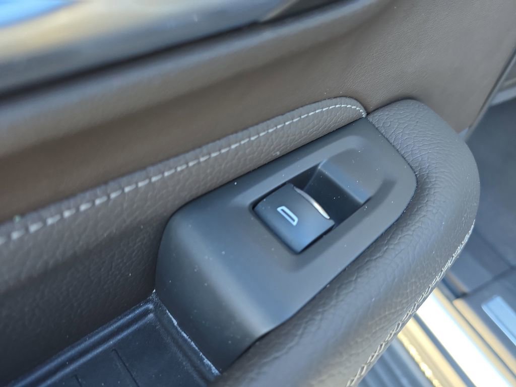 Used 2022 GMC Yukon XL Denali w/ Denali Premium Package image 12