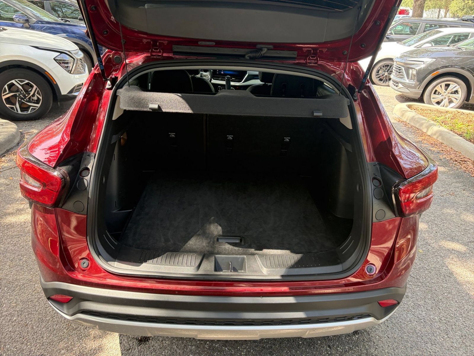 Used 2025 Chevrolet Trax LT w/ LT Convenience Package FWD image 30