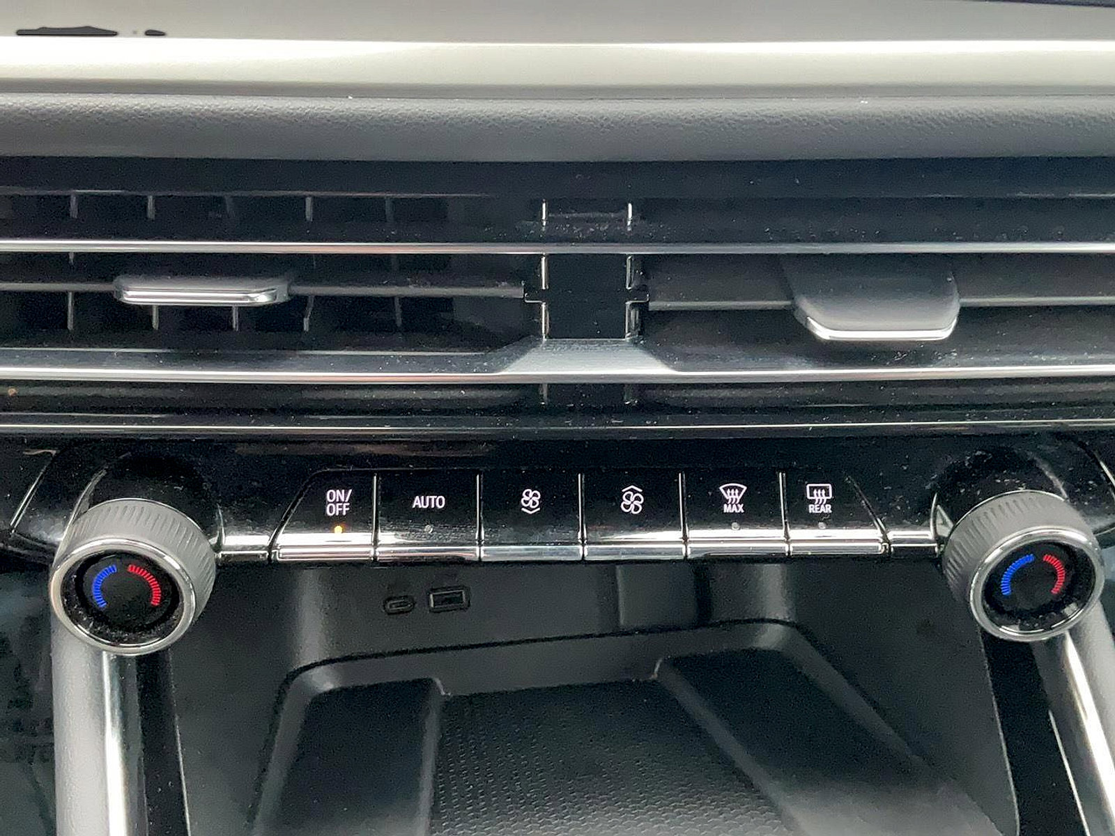 Used 2025 Chevrolet Traverse LT FWD image 24