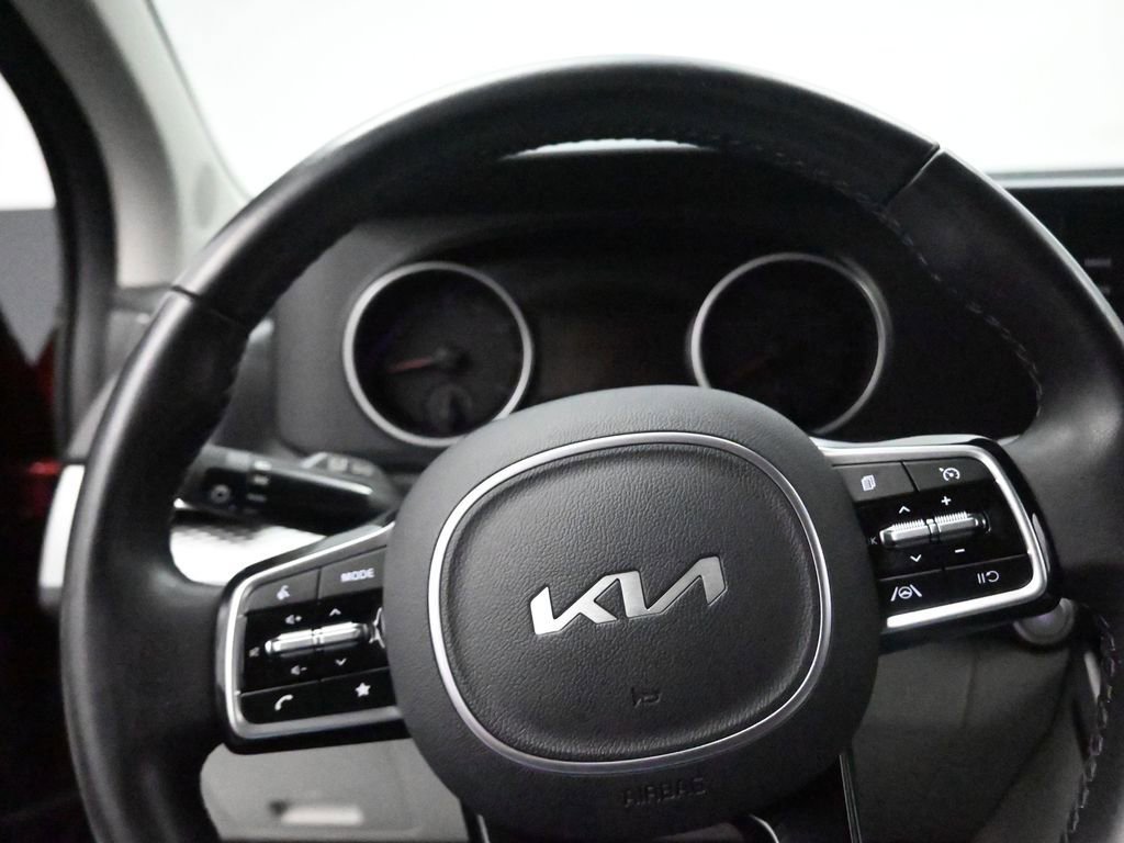 Used 2024 Kia Carnival LX image 11