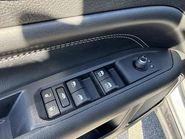 Used 2024 Jeep Compass Latitude w/ Altitude Special Edition image 18