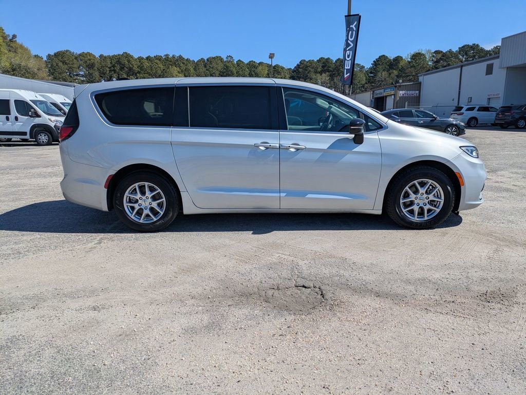 Used 2024 Chrysler Pacifica Touring-L image 2