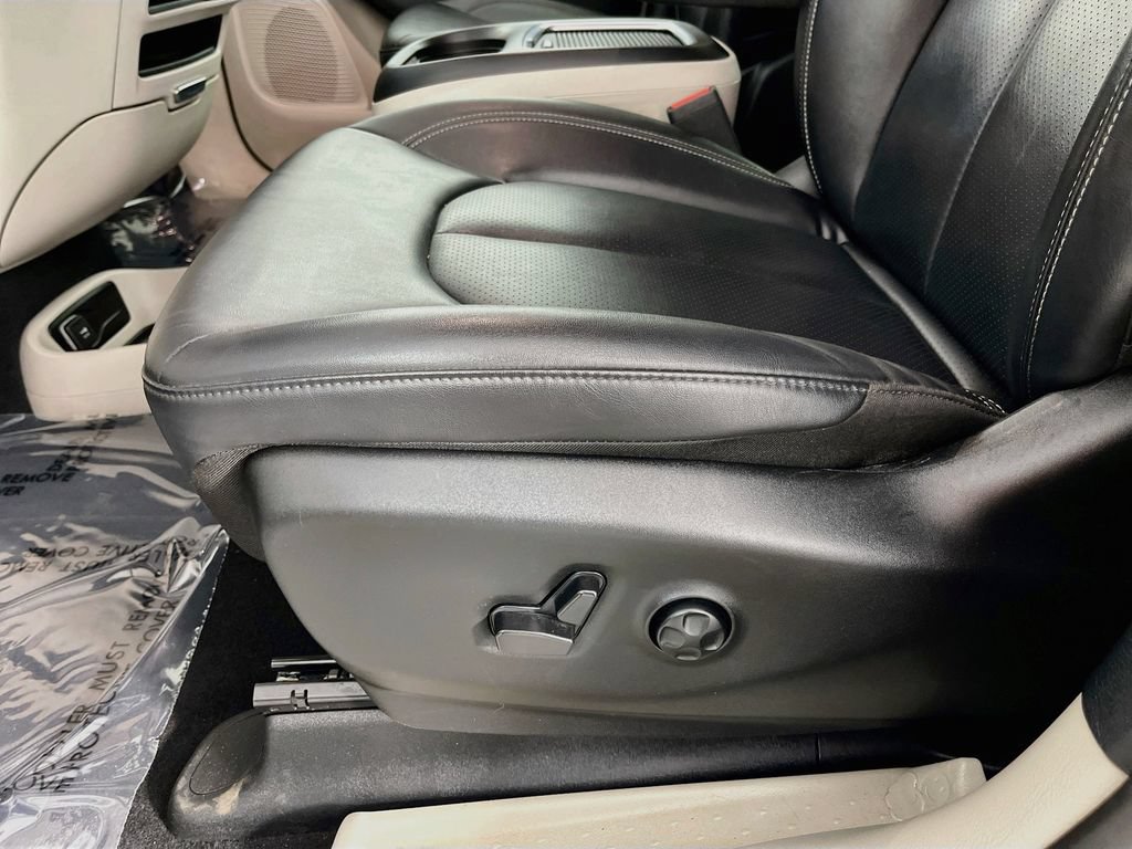 Used 2024 Chrysler Pacifica Touring-L FWD image 28