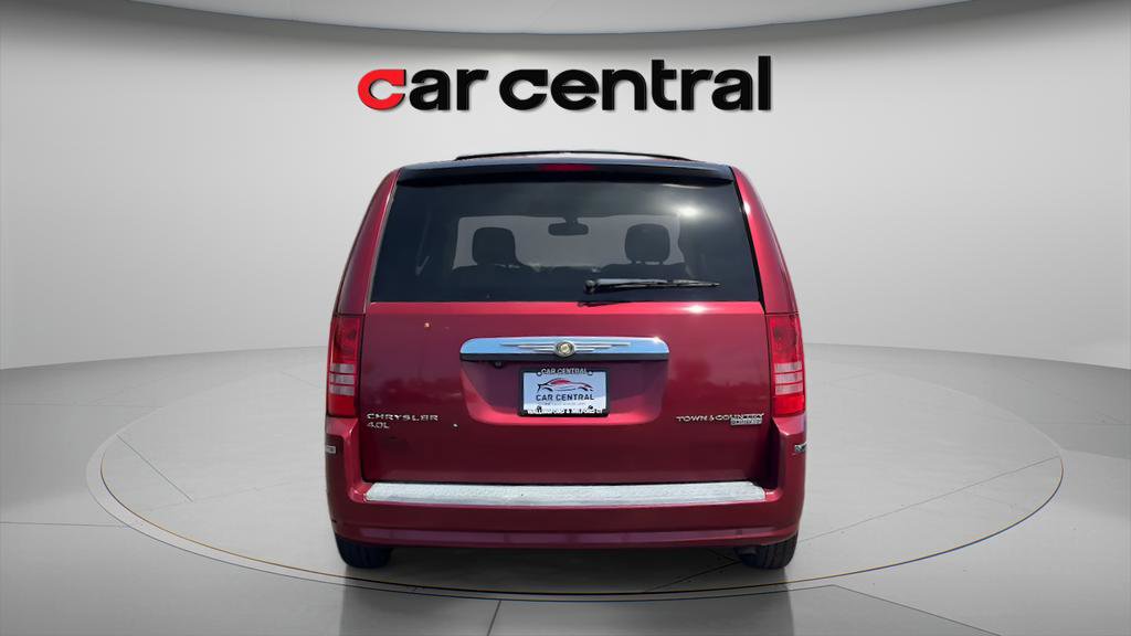 Used 2010 Chrysler Town & Country Limited w/ Trailer Tow Group FWD image 4