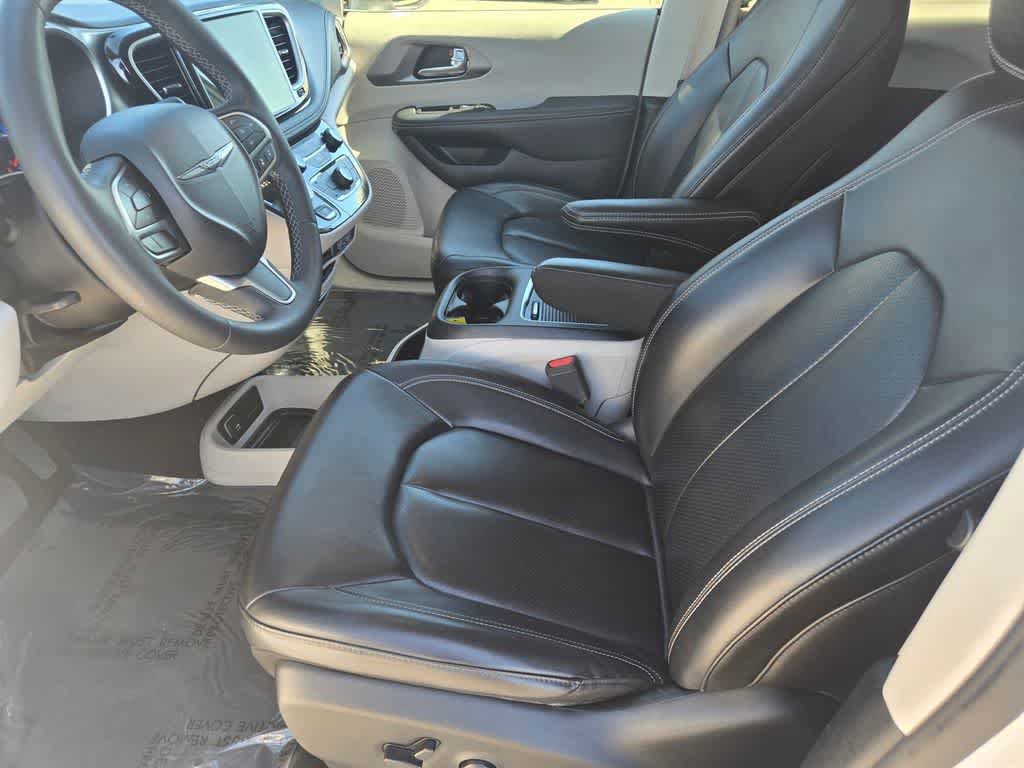 Used 2023 Chrysler Pacifica Touring-L image 17