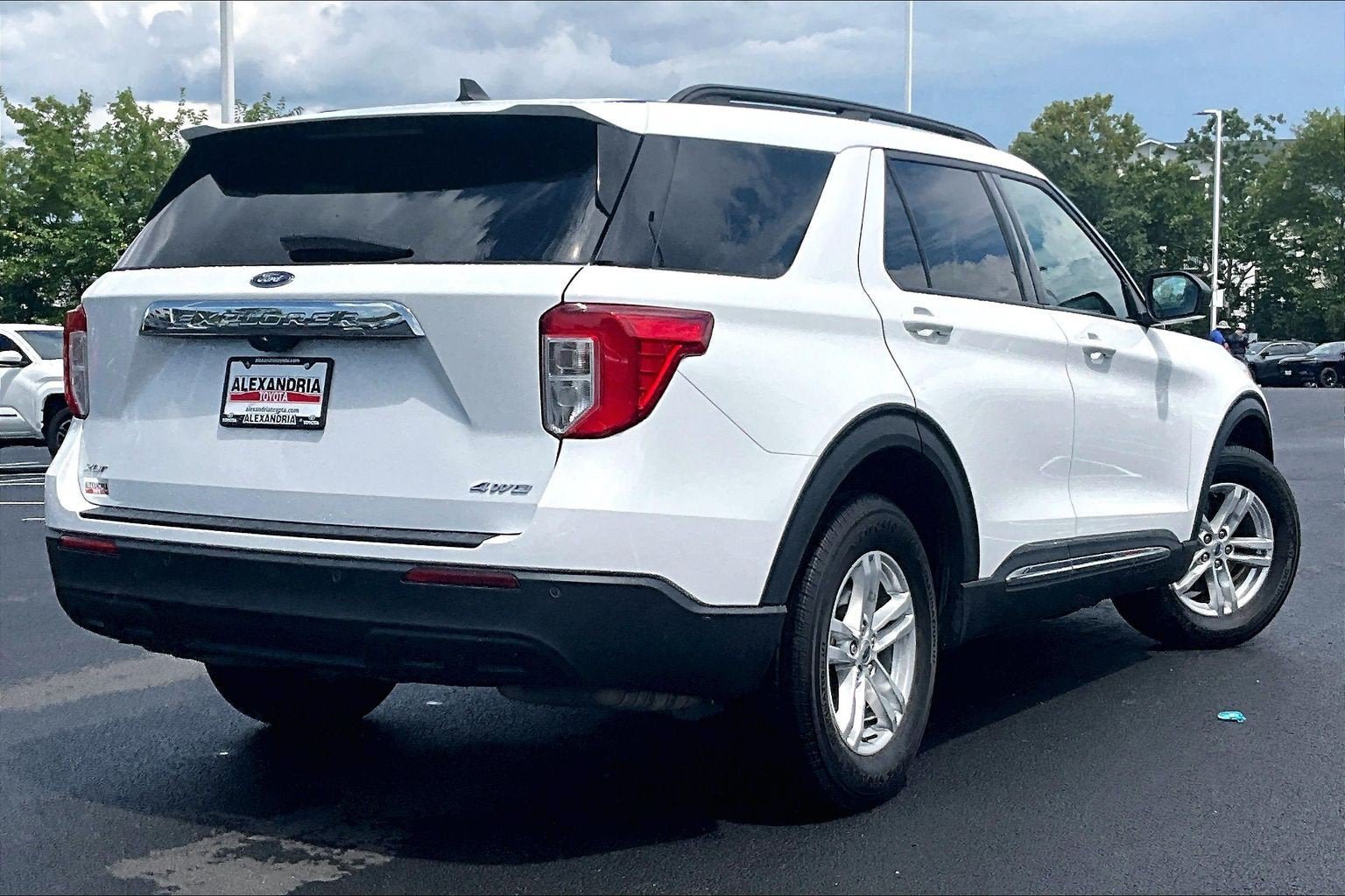 Used 2023 Ford Explorer XLT AWD/4WD image 11