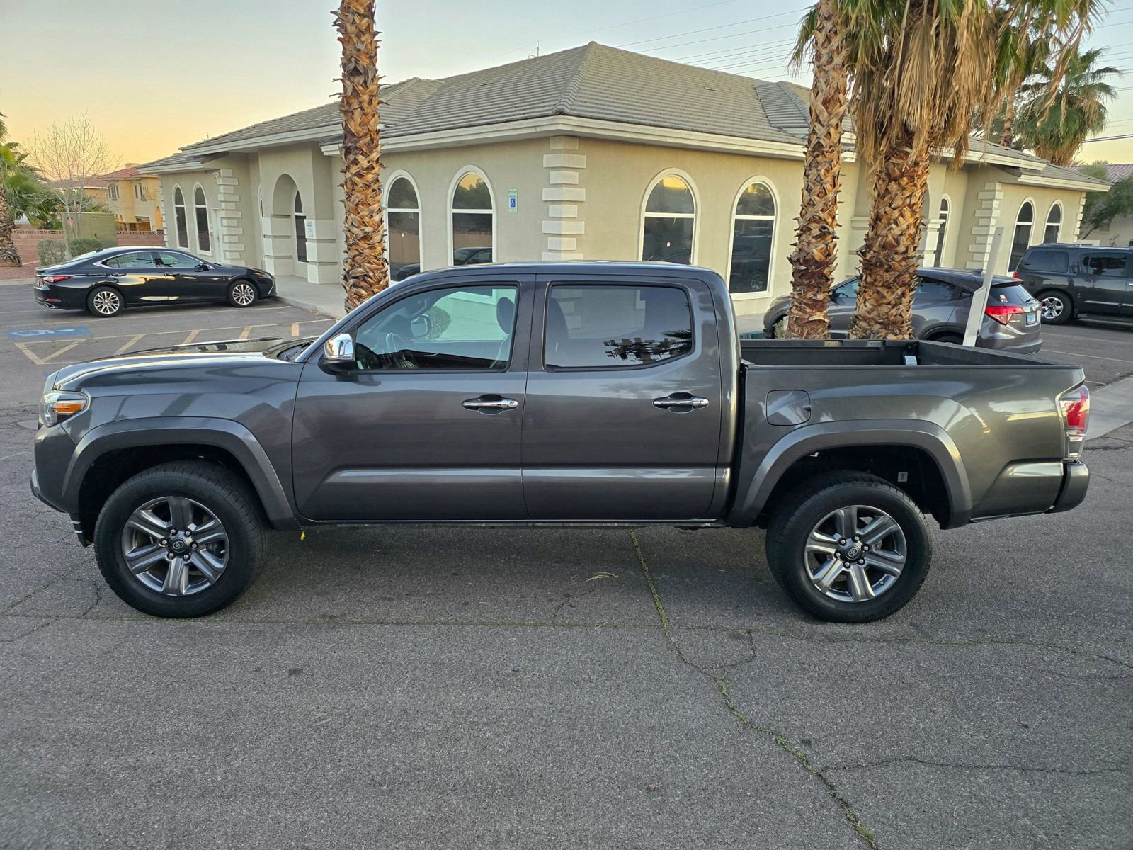 Used 2016 Toyota Tacoma Limited w/ Towing Package RWD image 4