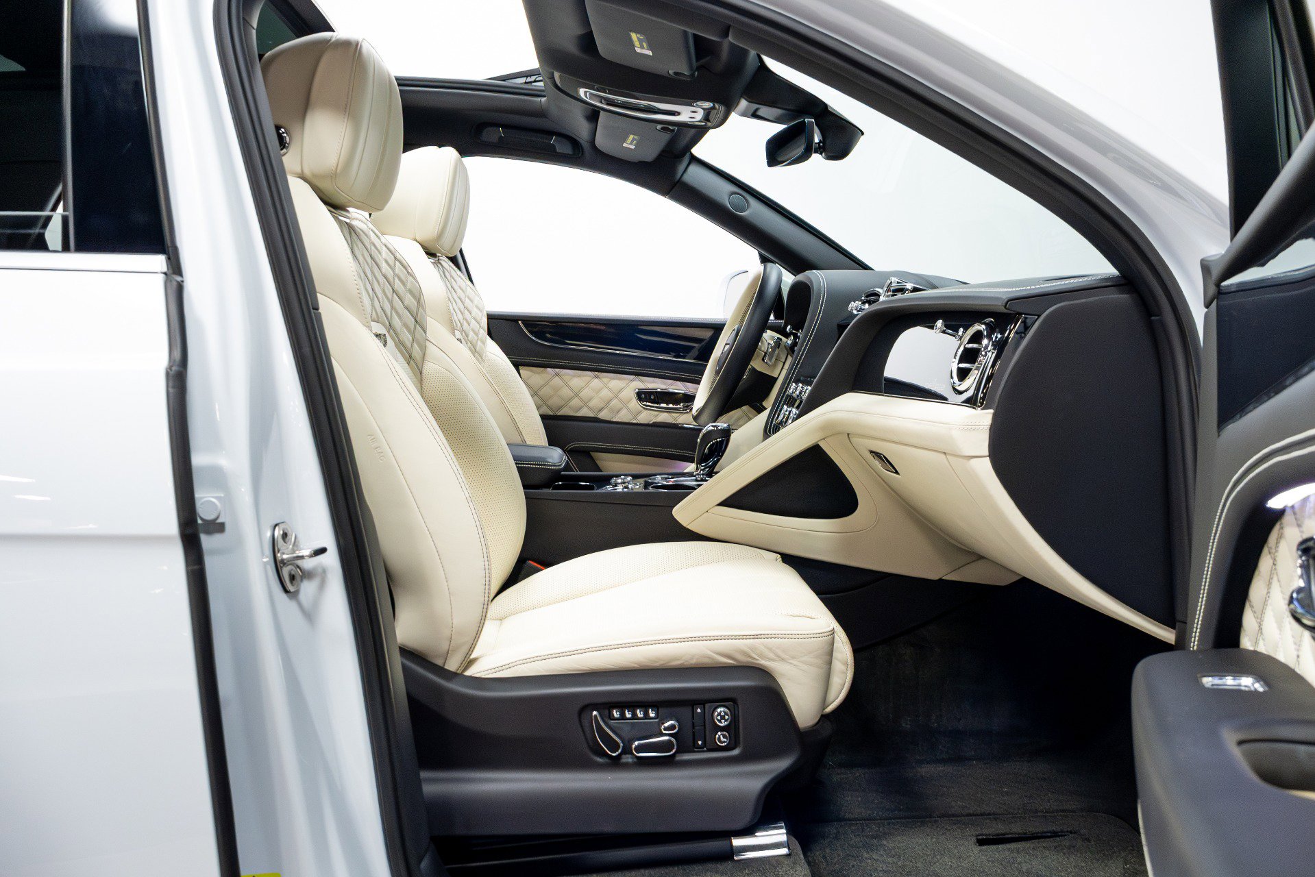 Used 2021 Bentley Bentayga w/ First Edition Specification image 31