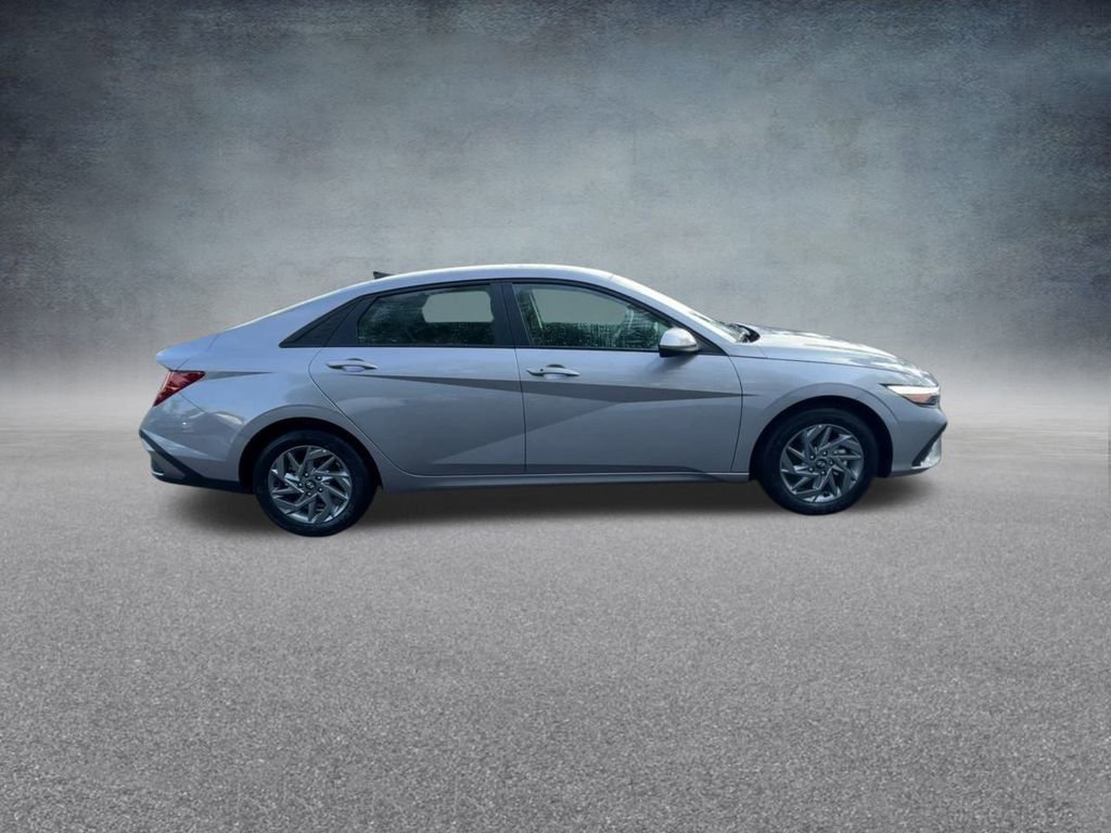 Used 2025 Hyundai Elantra Blue image 25