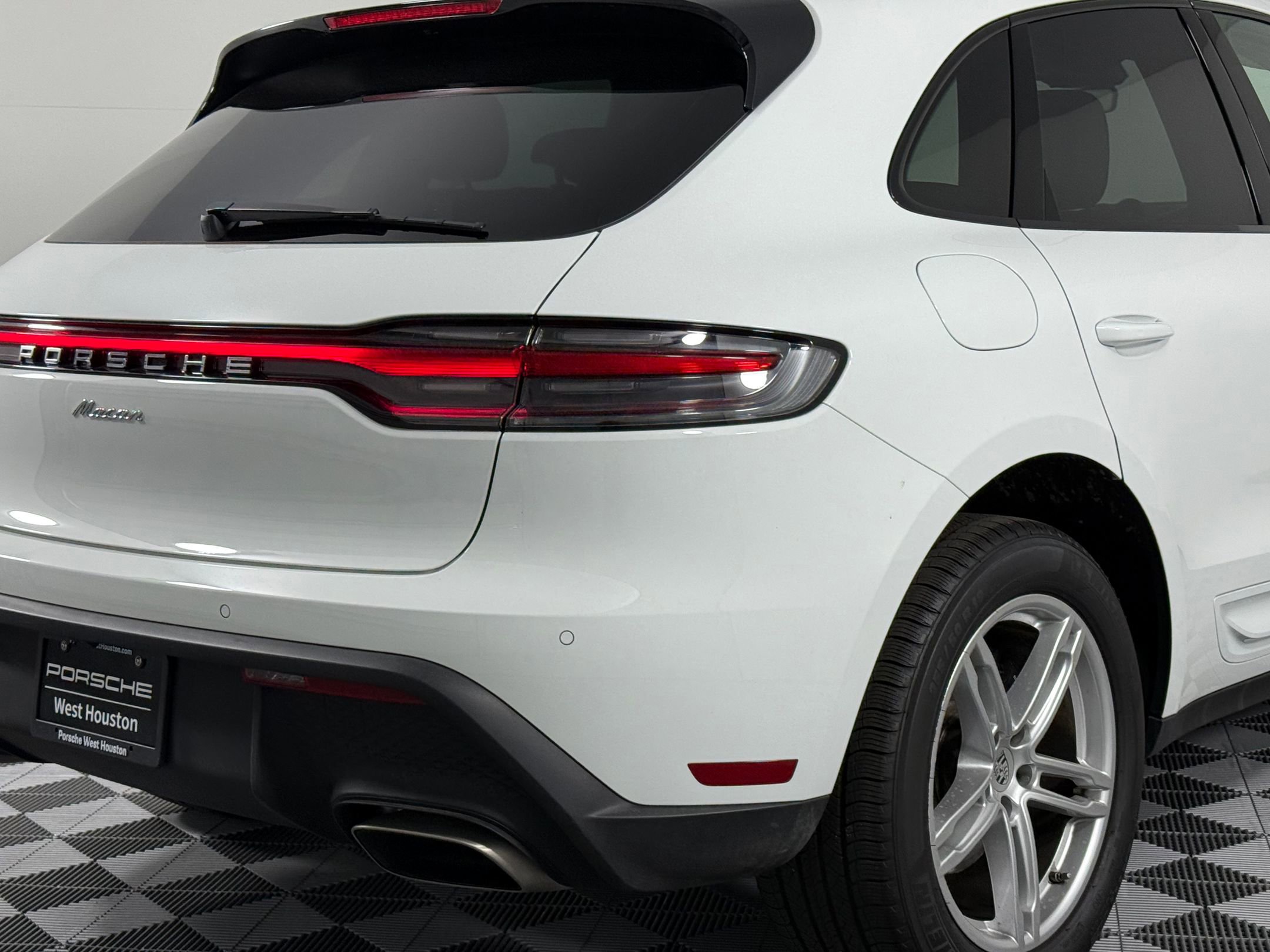 Used 2025 Porsche Macan image 27