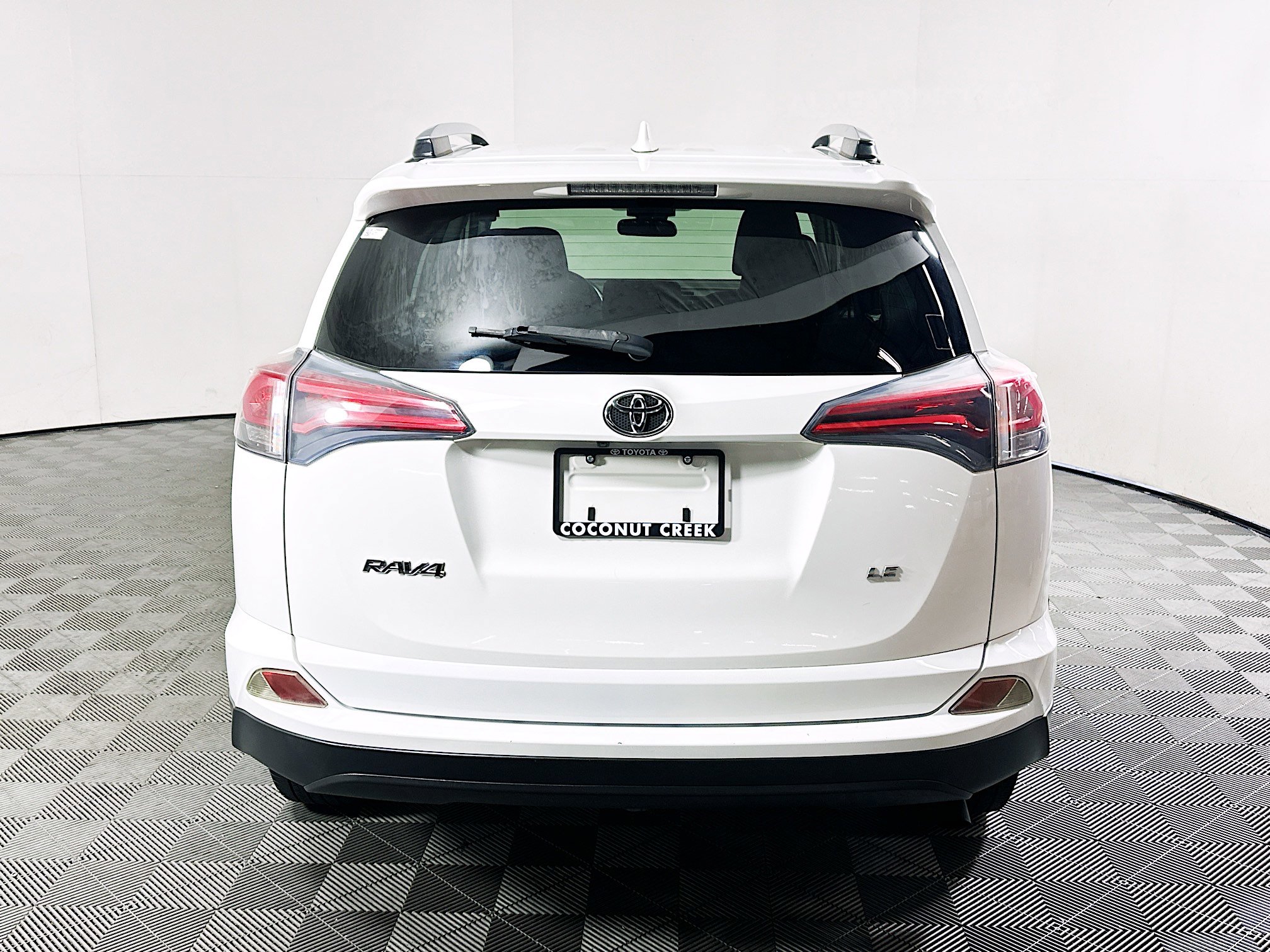 Used 2017 Toyota RAV4 LE FWD image 4