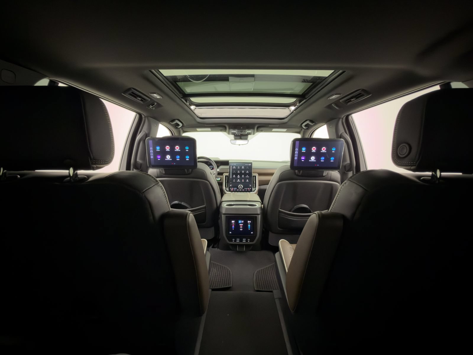 Used 2025 GMC Yukon Denali Ultimate AWD/4WD image 13