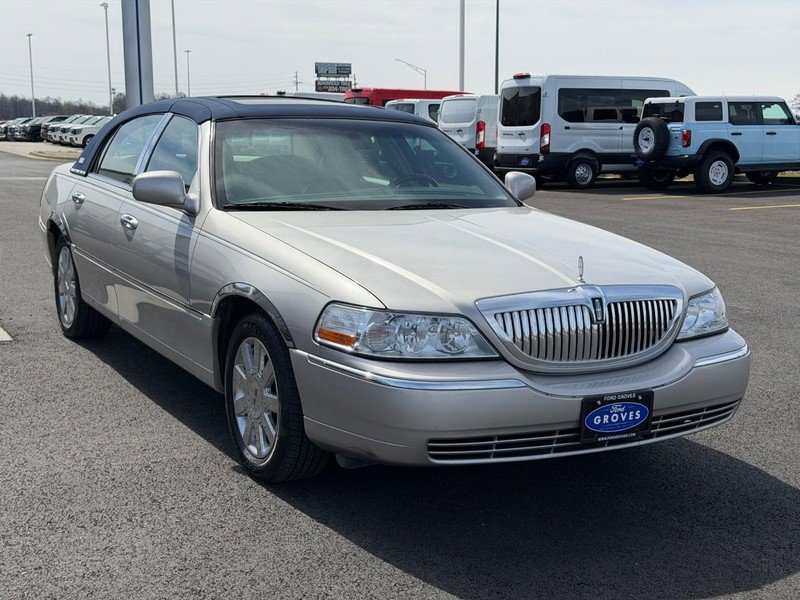 Used 2005 Lincoln Town Car Signature Limited image 3