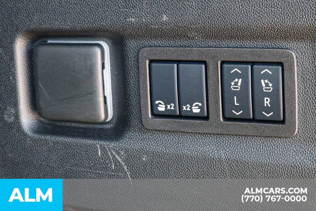 Used 2025 GMC Yukon XL Denali AWD/4WD image 25
