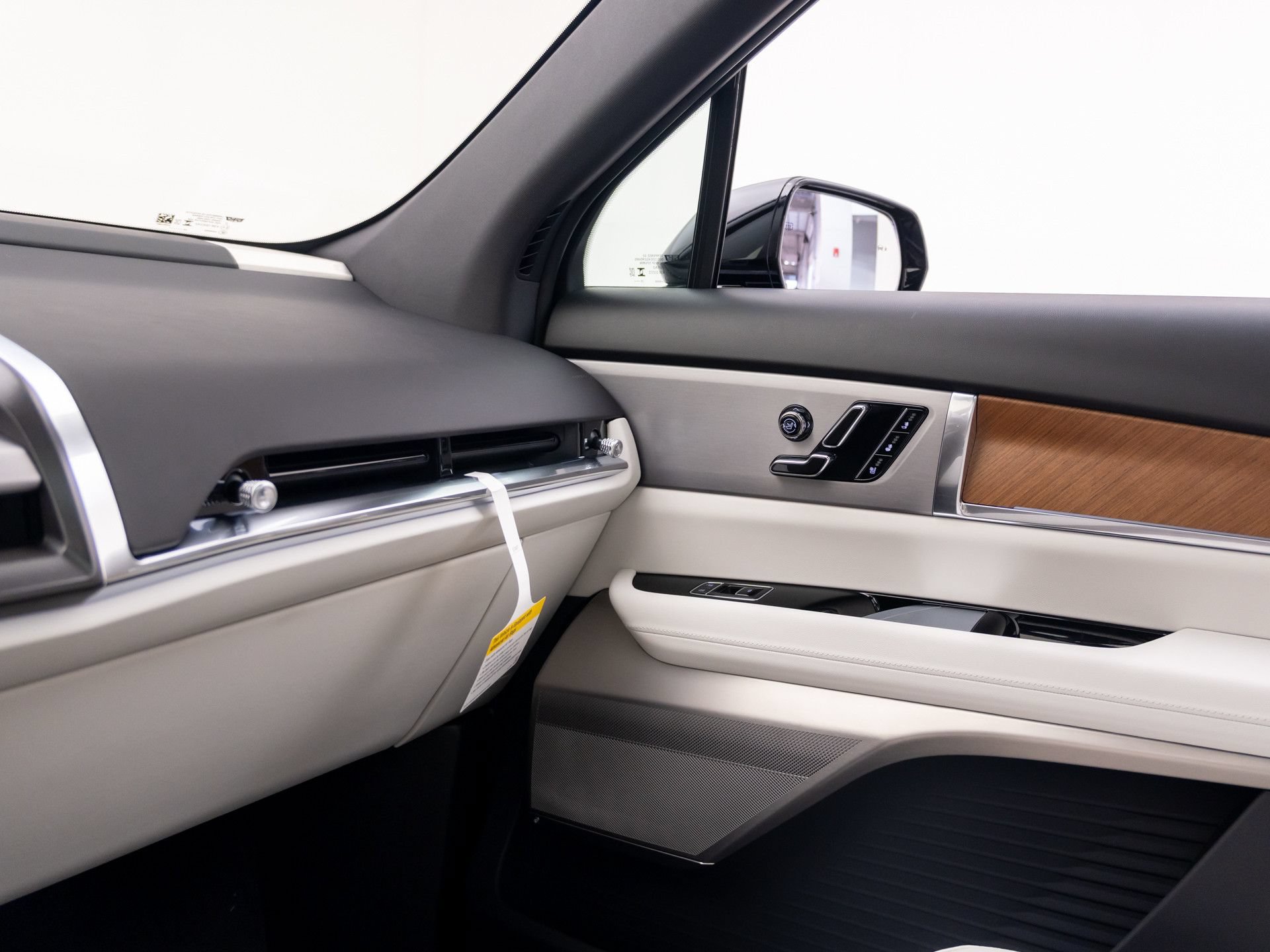 New 2027 Cadillac Vistiq Sport w/ LPO, Floor Liner Package AWD/4WD image 27