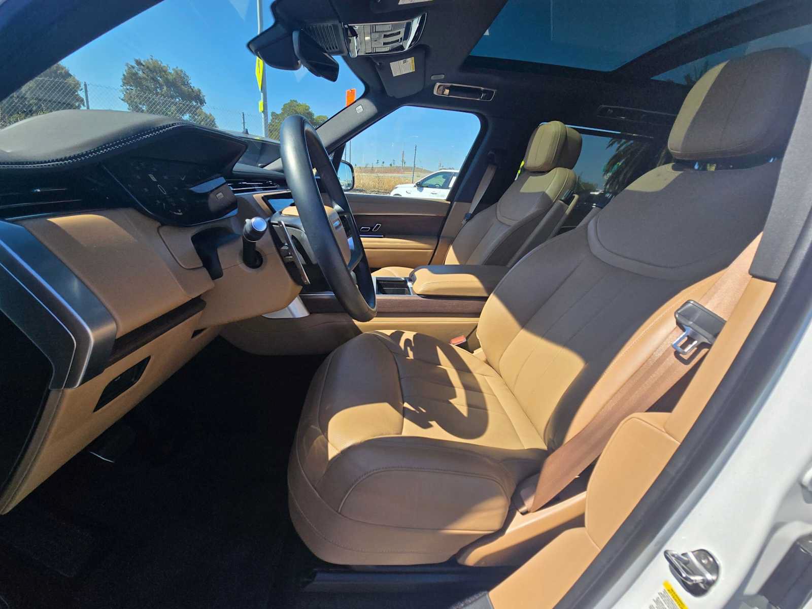 Used 2025 Land Rover Range Rover Long Wheelbase SE AWD/4WD image 23