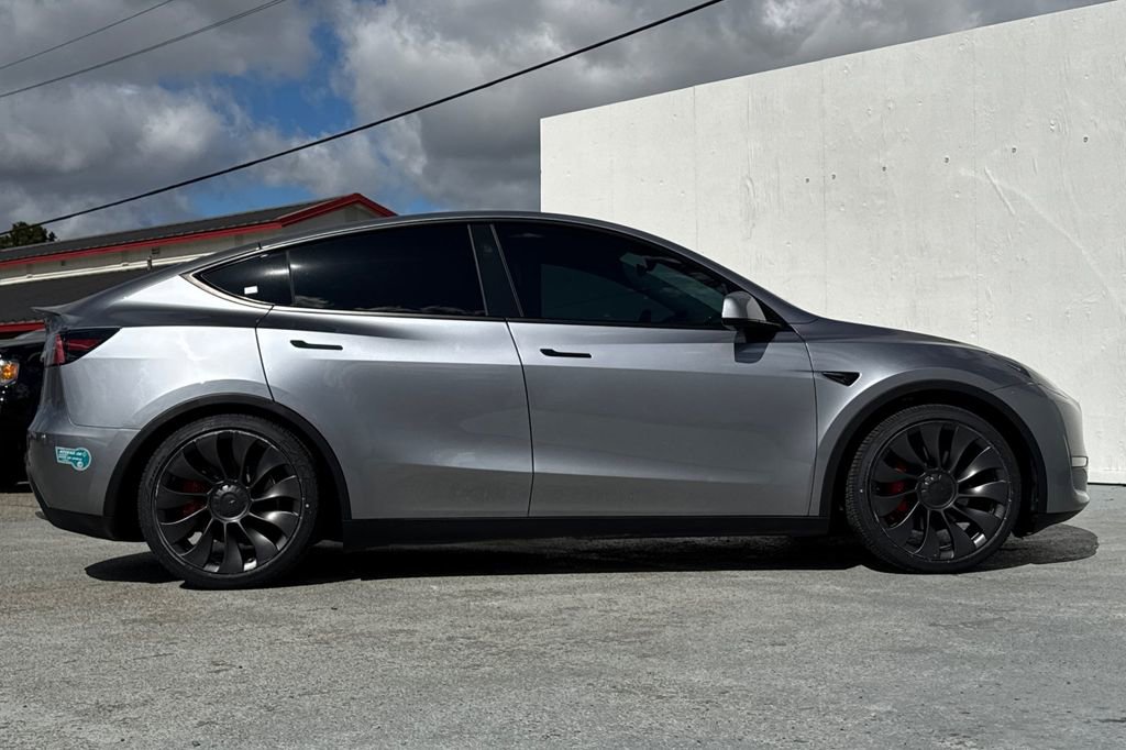 Used 2024 Tesla Model Y Performance image 2