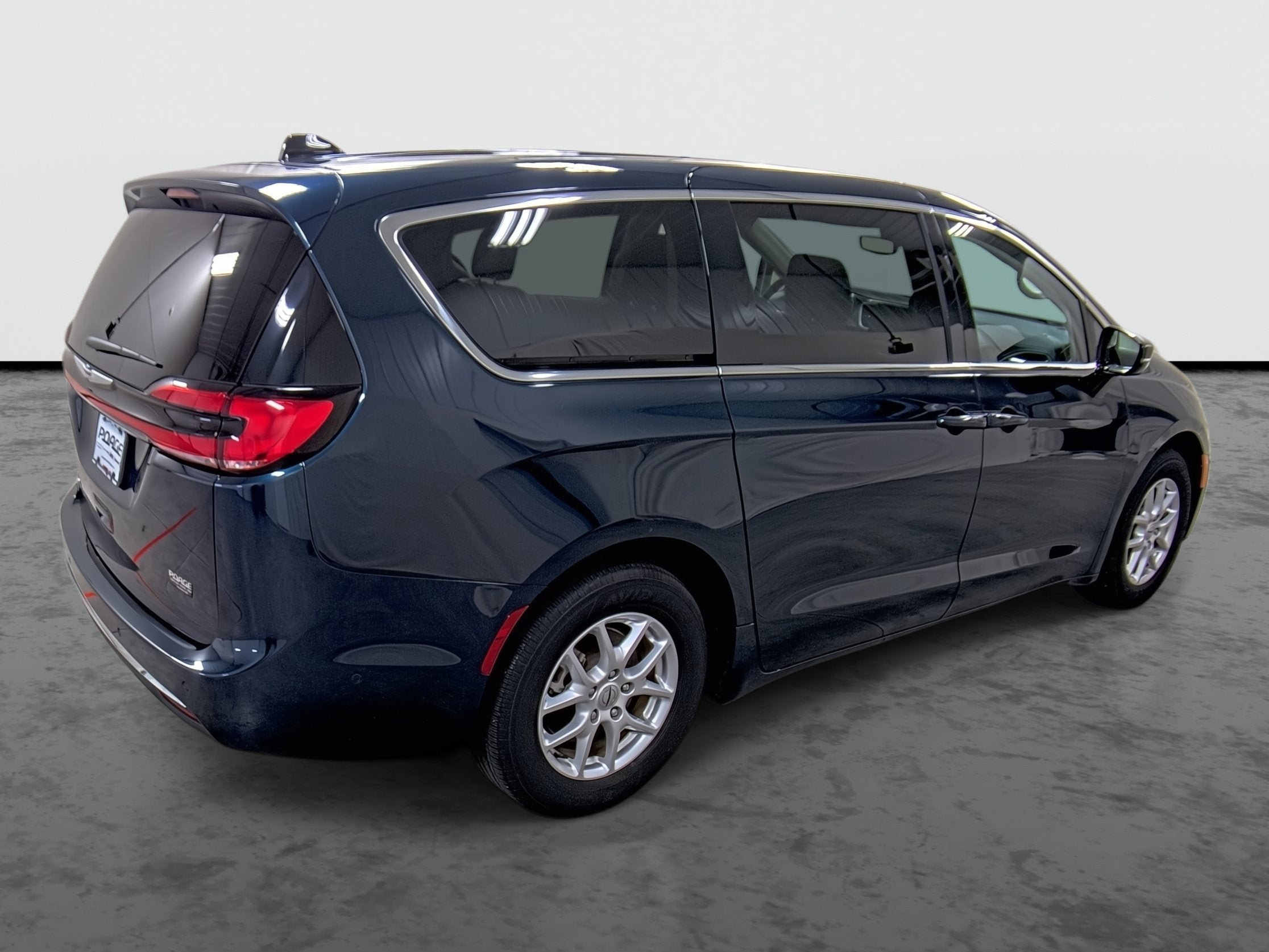 Used 2024 Chrysler Pacifica Touring-L FWD image 4