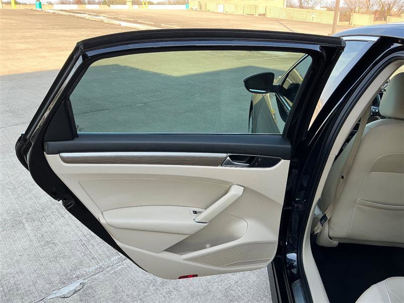 Used 2016 Volkswagen Passat 1.8T w/ Lighting Package image 30