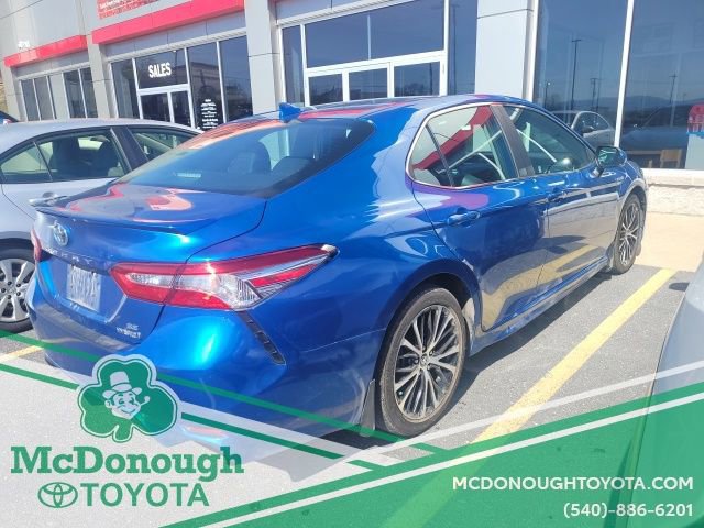 Used 2020 Toyota Camry SE w/ Sunroof Package image 4