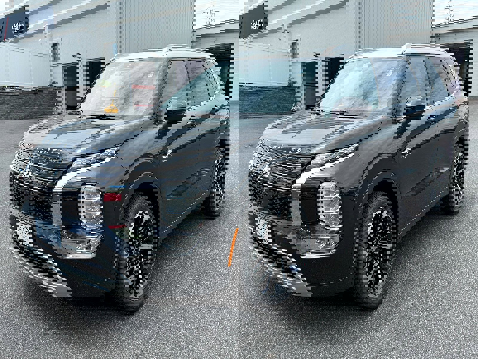 New 2025 Mitsubishi Outlander 4WD Plug-In Hybrid image 5