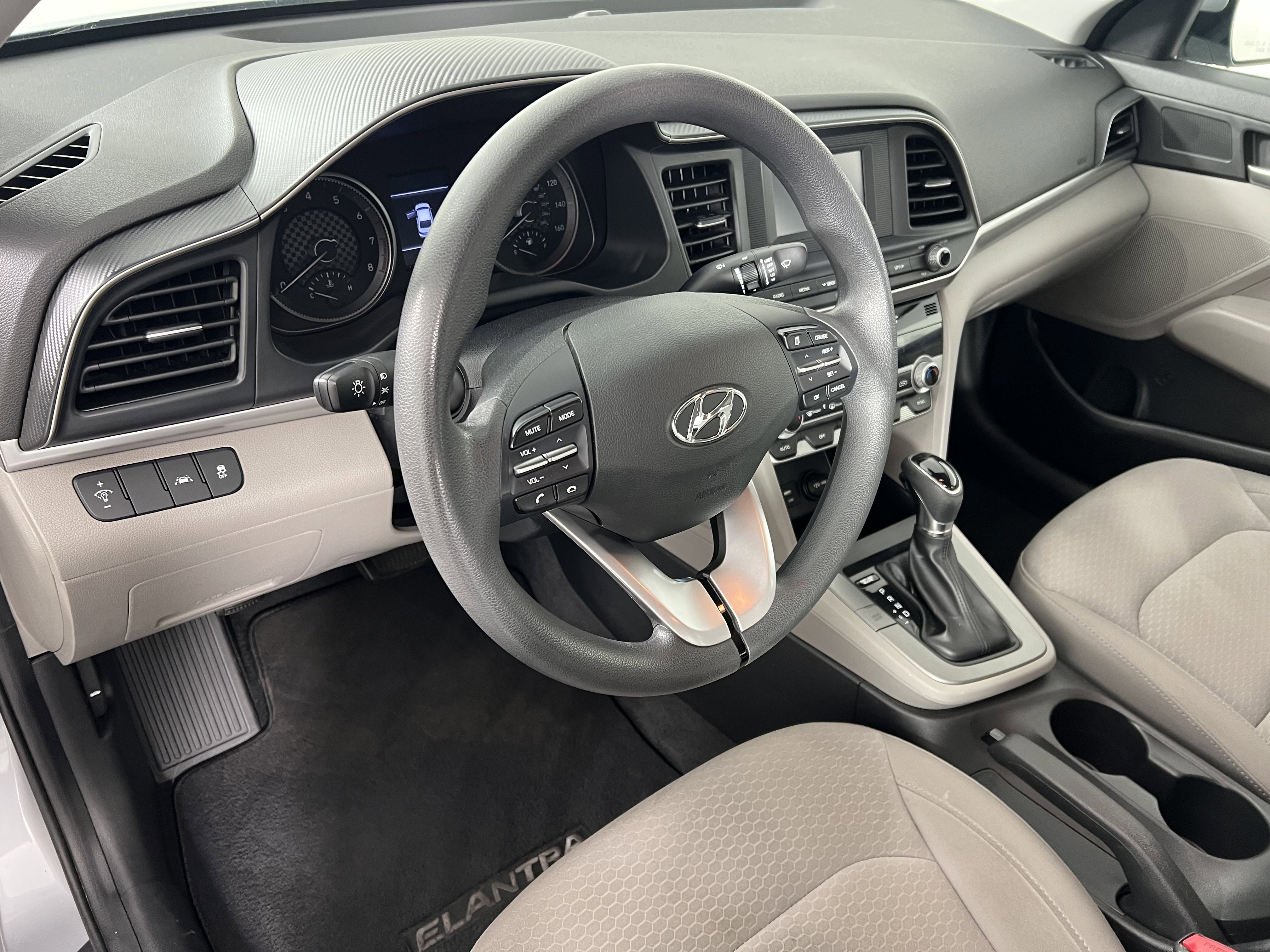 Used 2020 Hyundai Elantra SE FWD image 17